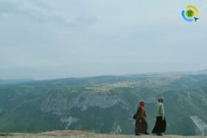apakah wanita harus ditemani mahram saat safar?